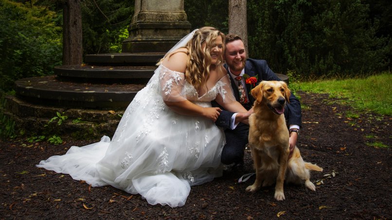 Tasha Park, A wedding couple with their dog at the Botanical Gardens